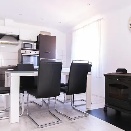 Obi, Valbandon Apartamento