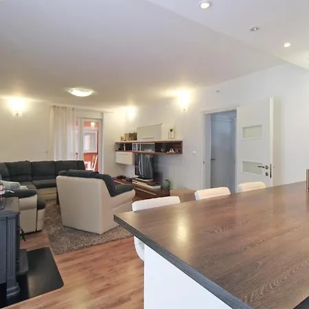 Obi, Valbandon Apartment